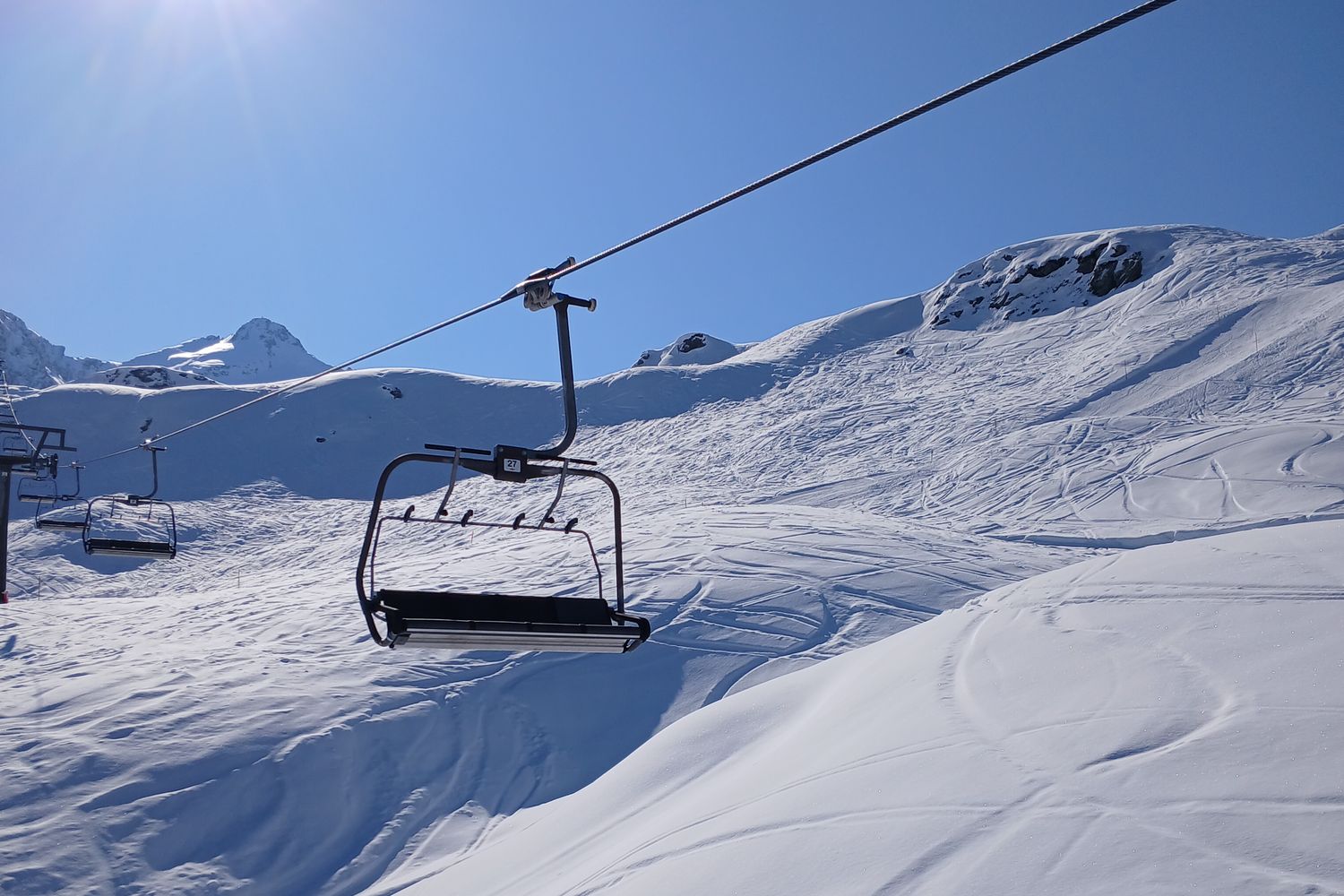 Sonnige Piste mit Sesselbahn