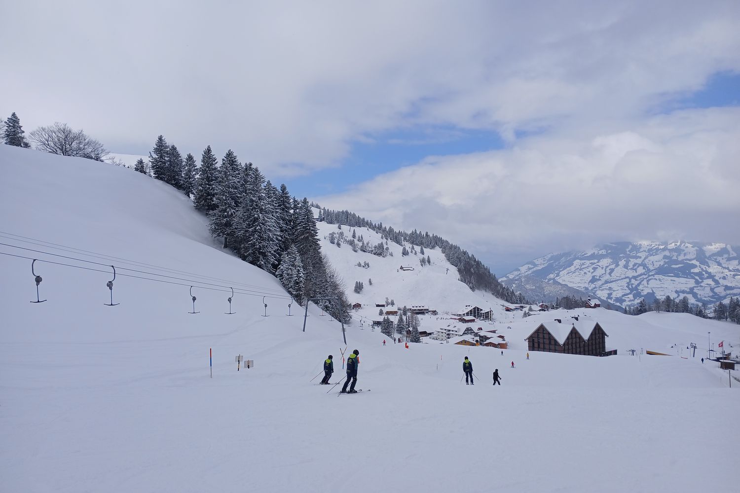 Skifahrerinnen und Skifahrer des SCO auf der Piste